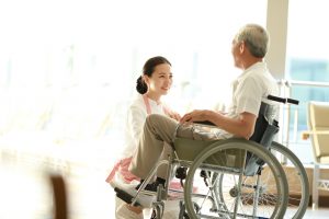 障害福祉サービスとは…介護保険と併用する要件、しくみを解説
