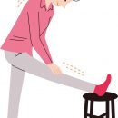 立って右足を椅子にかかとを乗せて膝を伸ばしている女性のイラスト