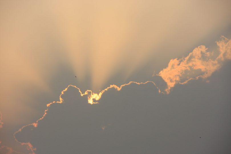 donyanedomam120700219.jpg - crepuscular rays behind cloud at sunset