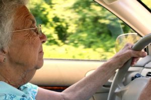 高齢者の運転　賛否両論のアンケート結果をどう考えるべきか