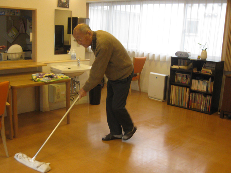 この男性入居者は料理、掃除などさまざまな家事に積極的に取り組み、活動的になっていった。