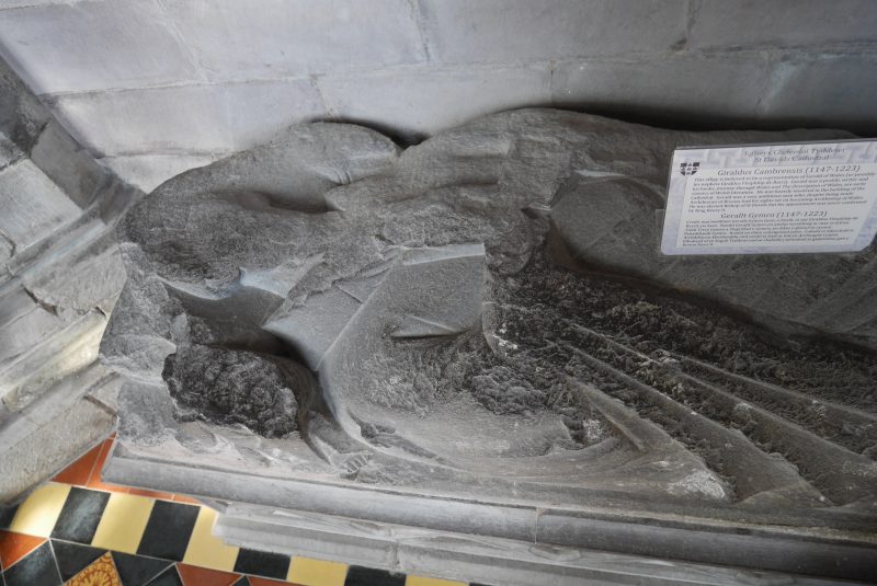 ジェラルド・オブ・ウェールズの石棺 (2)