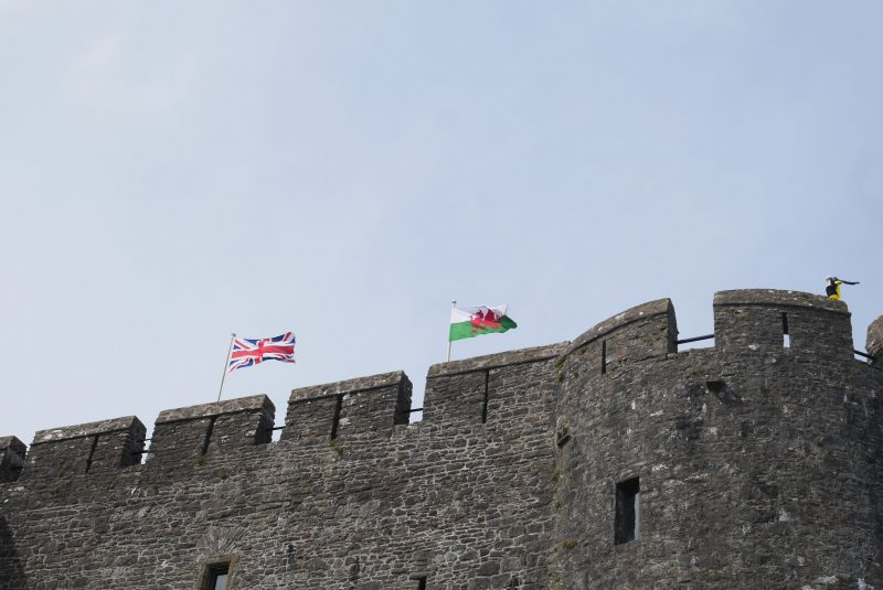 城壁のユニオンジャックとウェールズ国旗