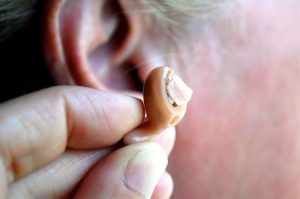 「補聴器」機能も見た目も大進化！使うと耳が悪くなるは誤解