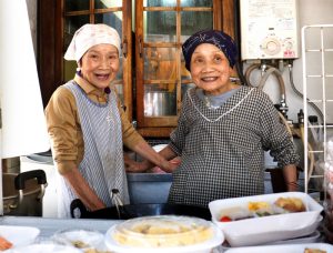 85才双子姉妹、切り盛りする食堂が大盛況で「今がいちばん幸せ」