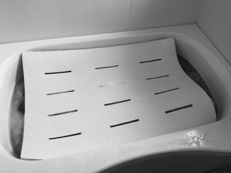 風呂マットを被せている画像。凹凸の少ないタイプの風呂フタであれば、この上に重ねると、さらに湯温を保てる