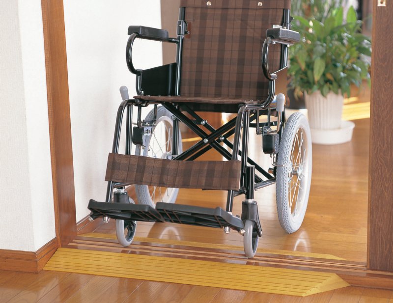 段差スロープの画像。段差にスロープを設置することで、車椅子での移動もラクになる