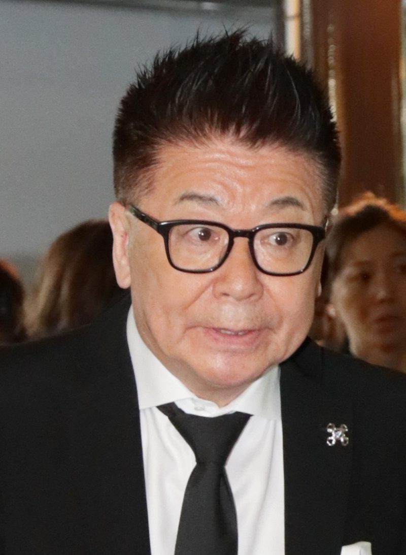 生島ヒロシ氏の画像。ショートカット、黒縁のメガネをかけている