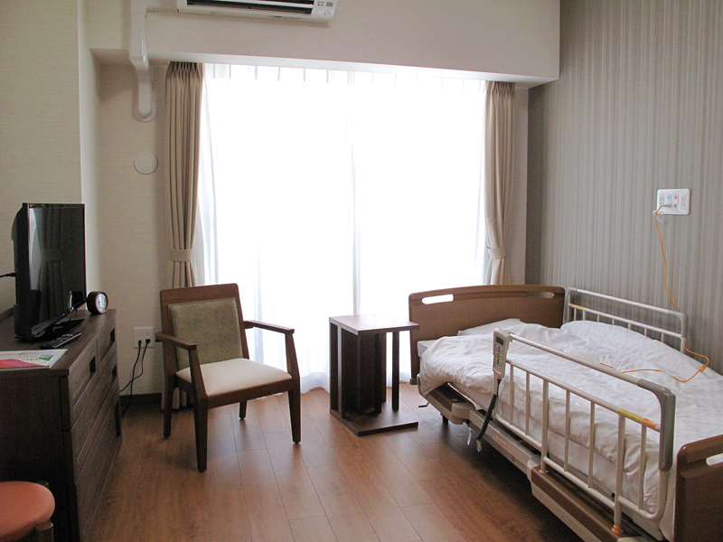 介護用ベッドが置かれる「シニアハウス」居室内の画像