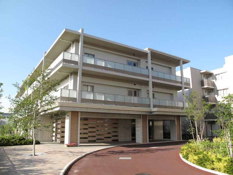 3階建て「ライフ＆シニアハウス湘南辻堂」の外観画像。