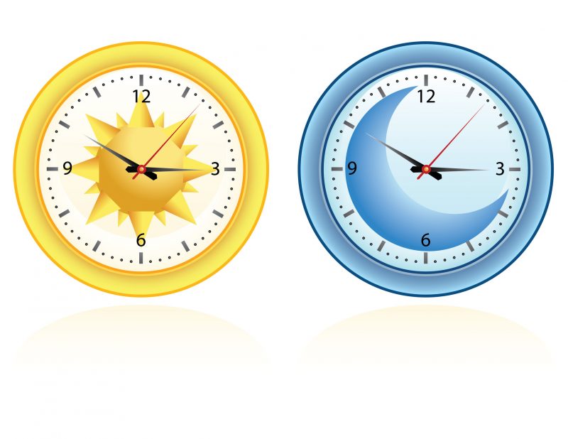 時計が2つ並ぶイラスト。それぞれ3時少し前を指しているが、午前か午後かわからない
