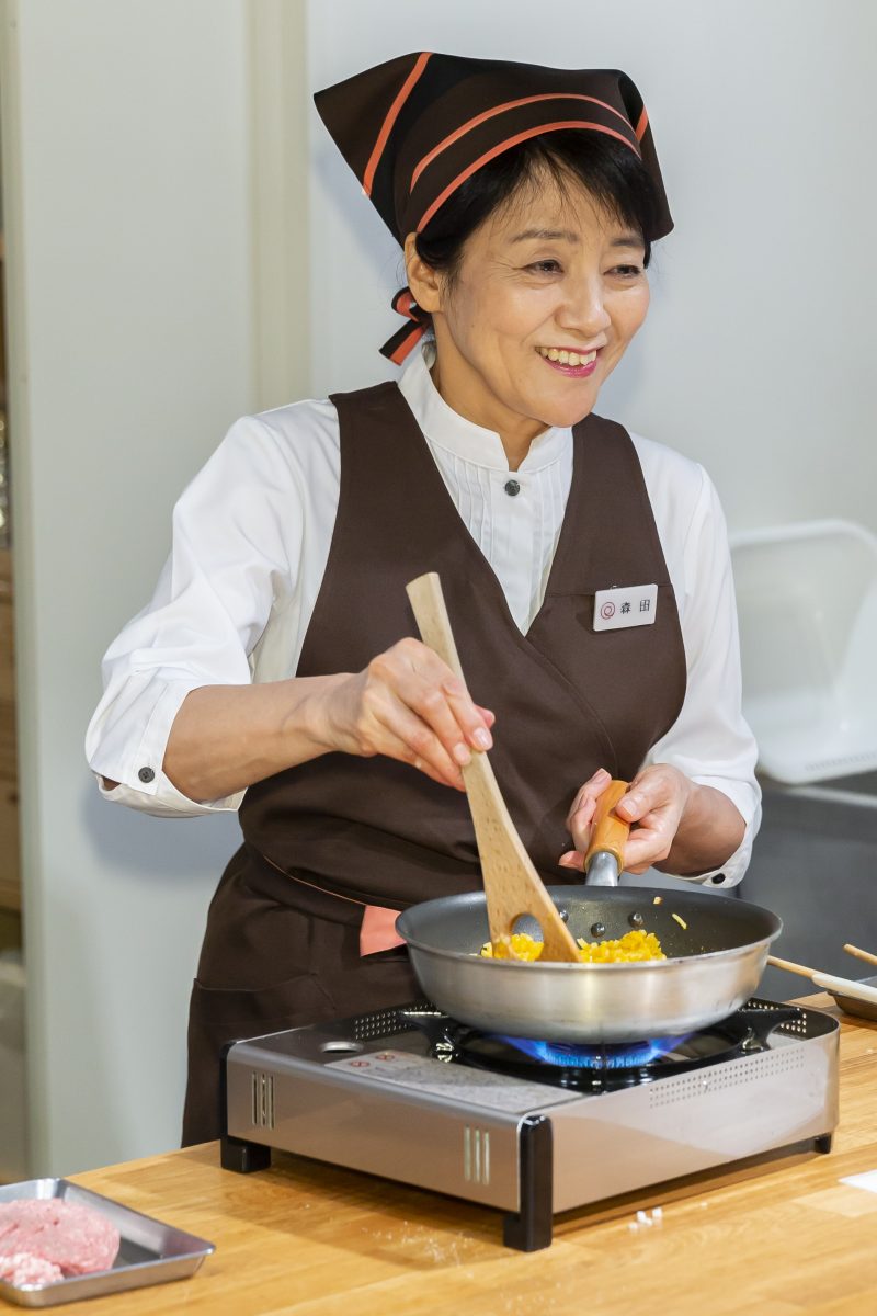 調理をする森田陽子さん