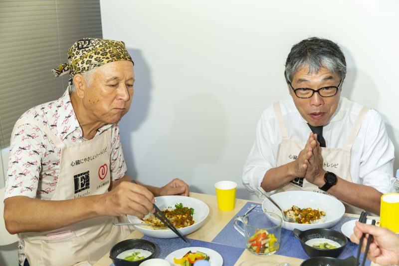 調理体験参加者と一緒に試食する渡辺弘之先生