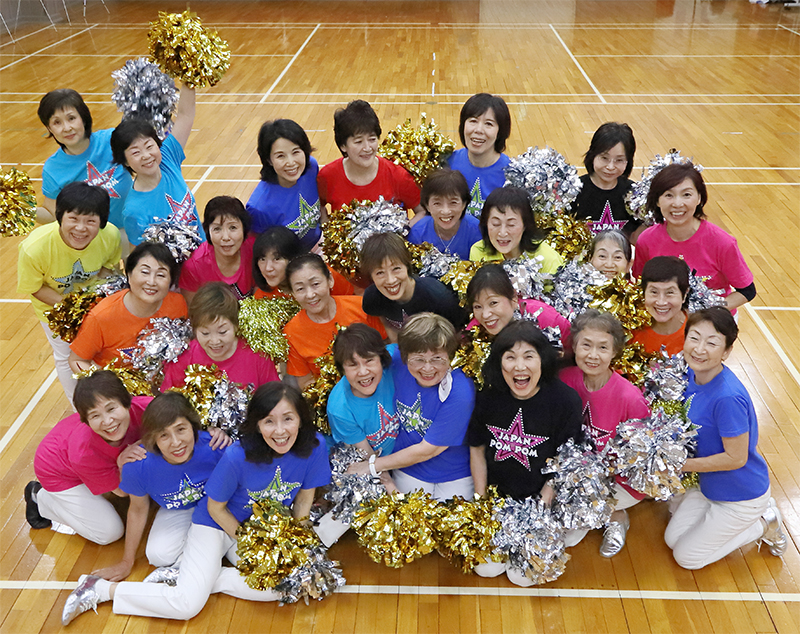 日本最高齢のシニアダンスチーム「ジャパンポンポン」のメンバー