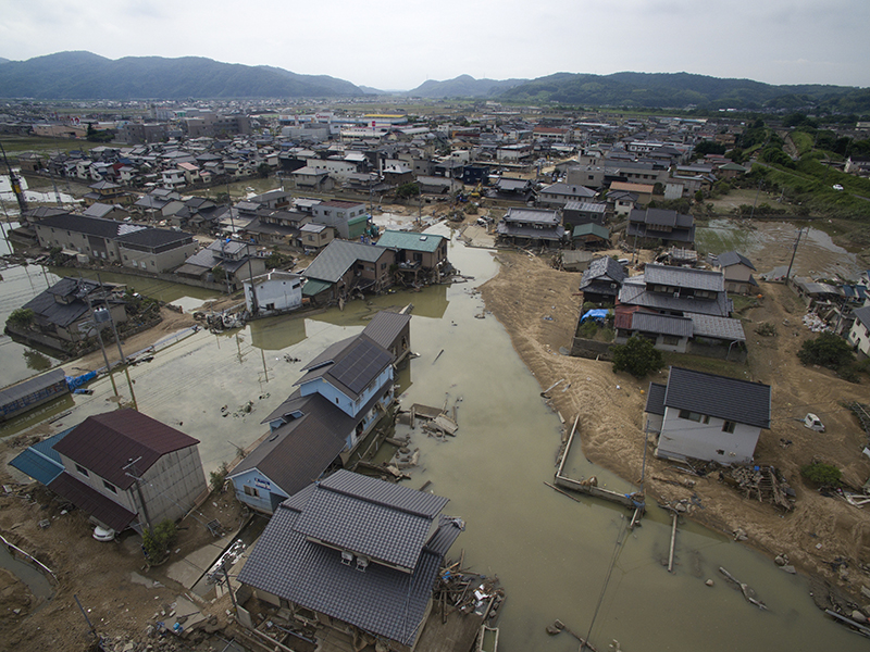 大雨で川が決壊し、4000戸以上が大規模浸水した岡山県倉敷市真備町の様子