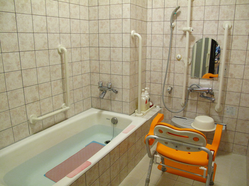 チェアが設置されている「癒しの新宿御苑」の浴室