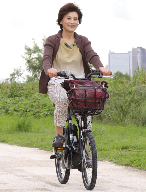 自転車に乗るシニア