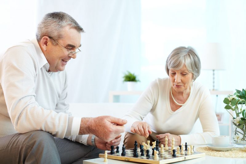 チェスを楽しむ高齢の男女