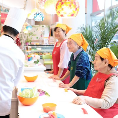 認知症の人が通う料理体験デイサービスはポップだった！【オバ記者は見た！新しいシニアライフ】【連載】