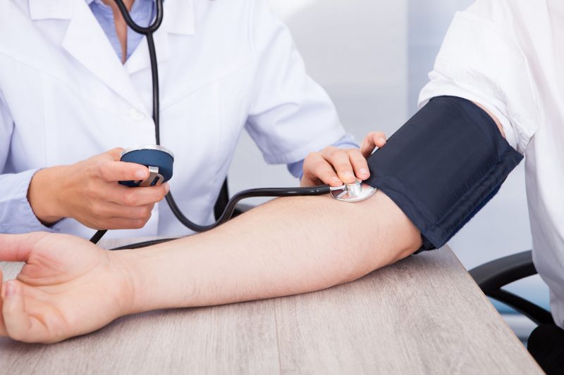 血圧を測る男性と医師