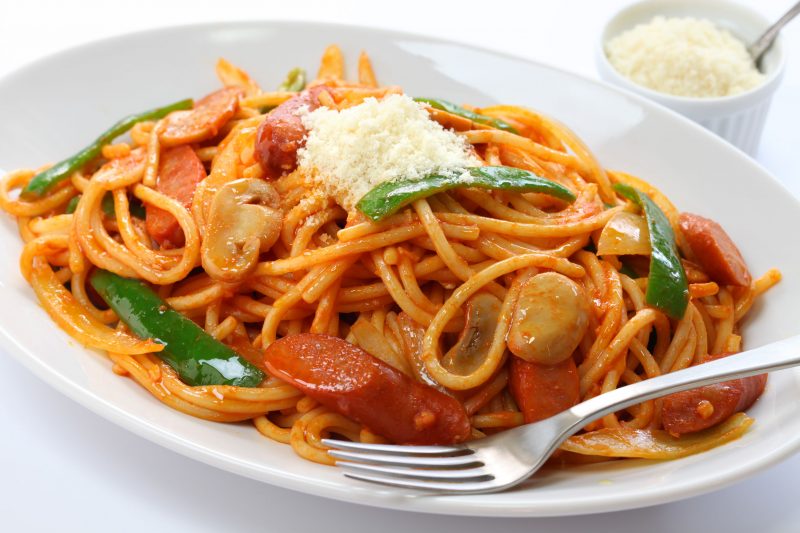 スパゲッティナポリタンが皿に盛りつけられている