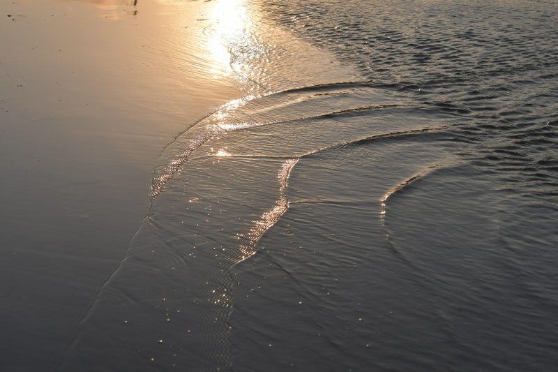 夕日が映る海