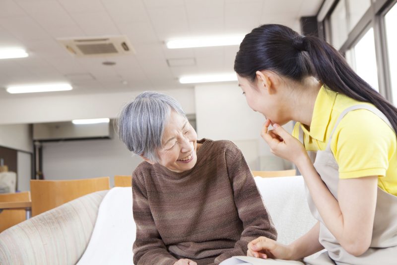 介護職員と話す高齢女性