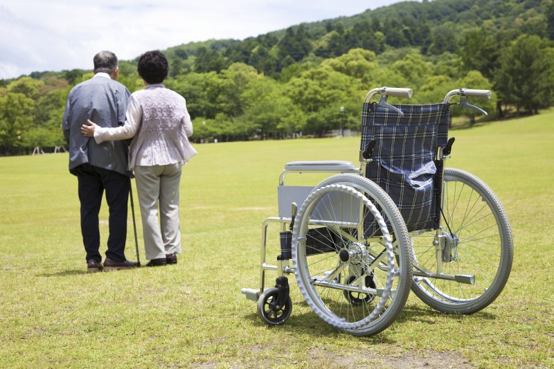 老夫婦と車椅子