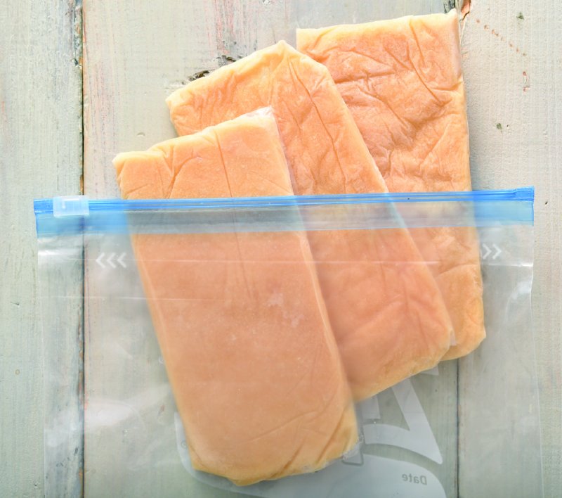 平たく伸ばした肉シートを保存袋に入れて冷凍保存