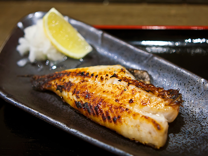 ぬか漬けを塗った焼き魚が皿に盛りつけられている