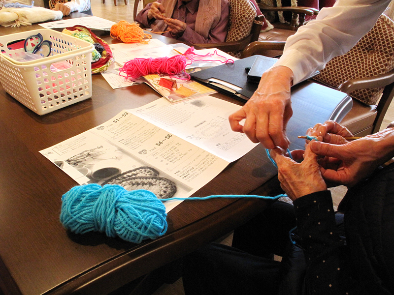 介護付有料老人ホームのアクティビティの編み物