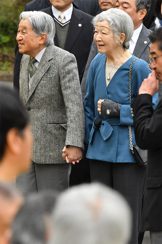 手をつないで笑顔で注目される天皇陛下と皇后陛下