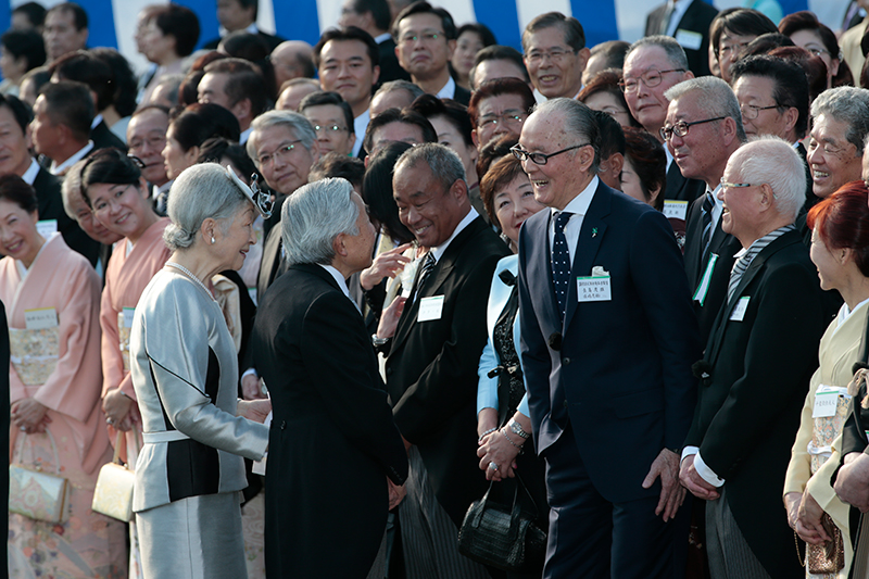 天皇陛下と美智子さまが並んでいる園遊会出席者の中の長嶋茂雄さにお声がけをされている