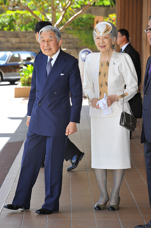 紺色のスーツ姿の天皇陛下と、芭蕉布を取り入れた白いスーツ姿の美智子さまが並んで微笑んでいらっしゃる