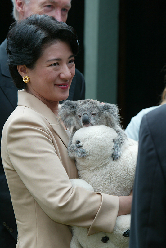 コアラを抱かれた雅子さま