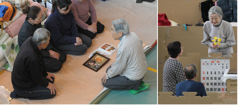 天皇陛下が体育館にひざをおつきになり、被災者の方とお話しをしている写真と、美智子さまが被災者の方に花を手にやさしく話しかけている写真の２枚が並んでいる