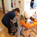グループホームの入居者を介助する職員