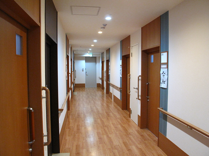 グループホームの廊下と居室のドア