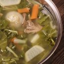 野菜くずを大鍋で煮込んでいる