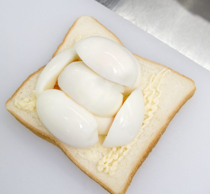 食パンにゆで卵をのせる