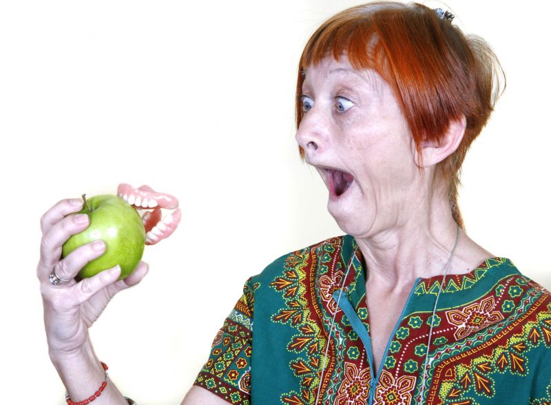 リンゴを食べて入れ歯が外れてしまった女性