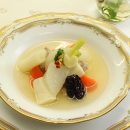 大き目の野菜が入った薬膳ポトフが金色の縁取りがされたスープ皿に盛りつけられている