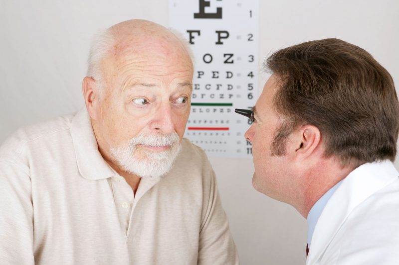 目の検査を受ける中年男性