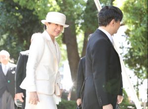 皇后雅子さま 初夏のお出ましピュアホワイトの装いアルバム