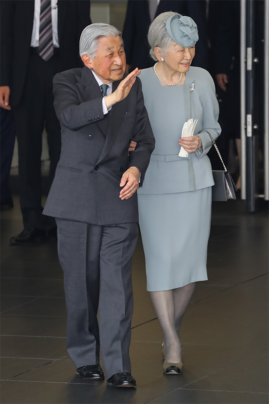 京都駅で手を振られる上皇さまと上皇后美智子さま