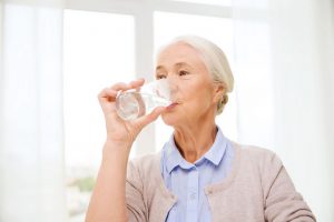 水を飲む高齢者