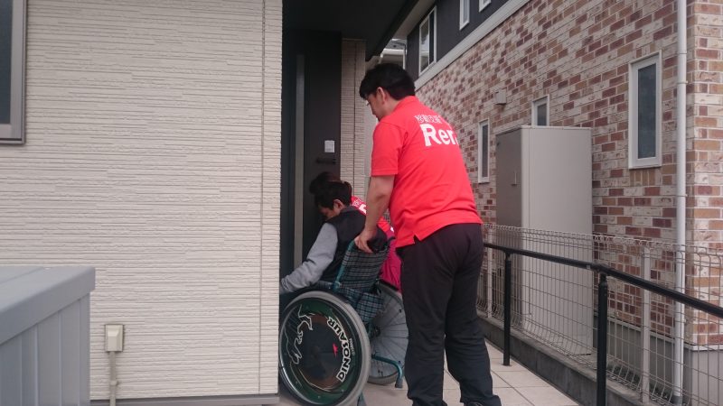 車椅子の利用者を玄関に送ってきたReraのスタッフ