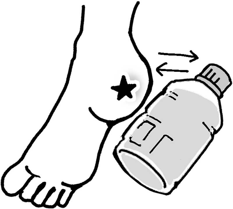 かかとにある失眠のツボに暖かいペットボトルを当てている足のイラスト