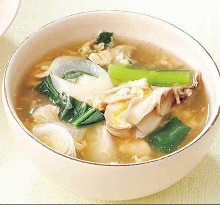 小松菜とまいたけのねぎ卵スープが器に盛られている
