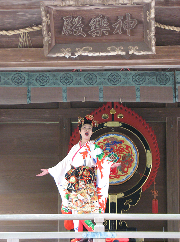 2012年、香川・金比羅宮の神楽殿で『君が代』を歌う艶やかな着物姿の鶴澤さん